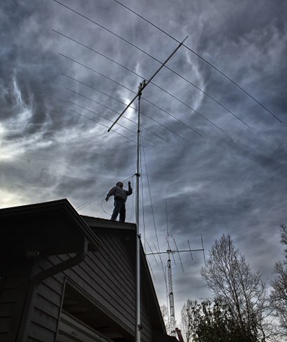 Ham radio antenna on a rooftop